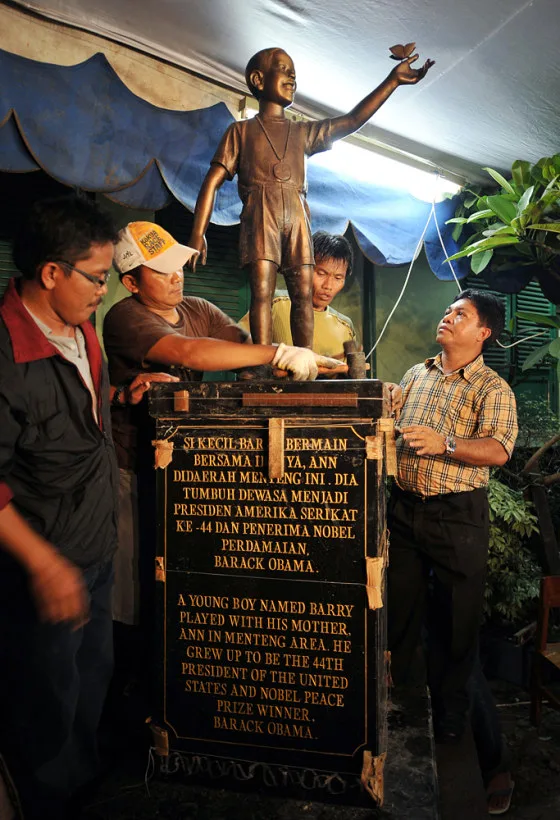 The "Little Barry" bronze statue, now in the courtyard of SDN Menteng 01.